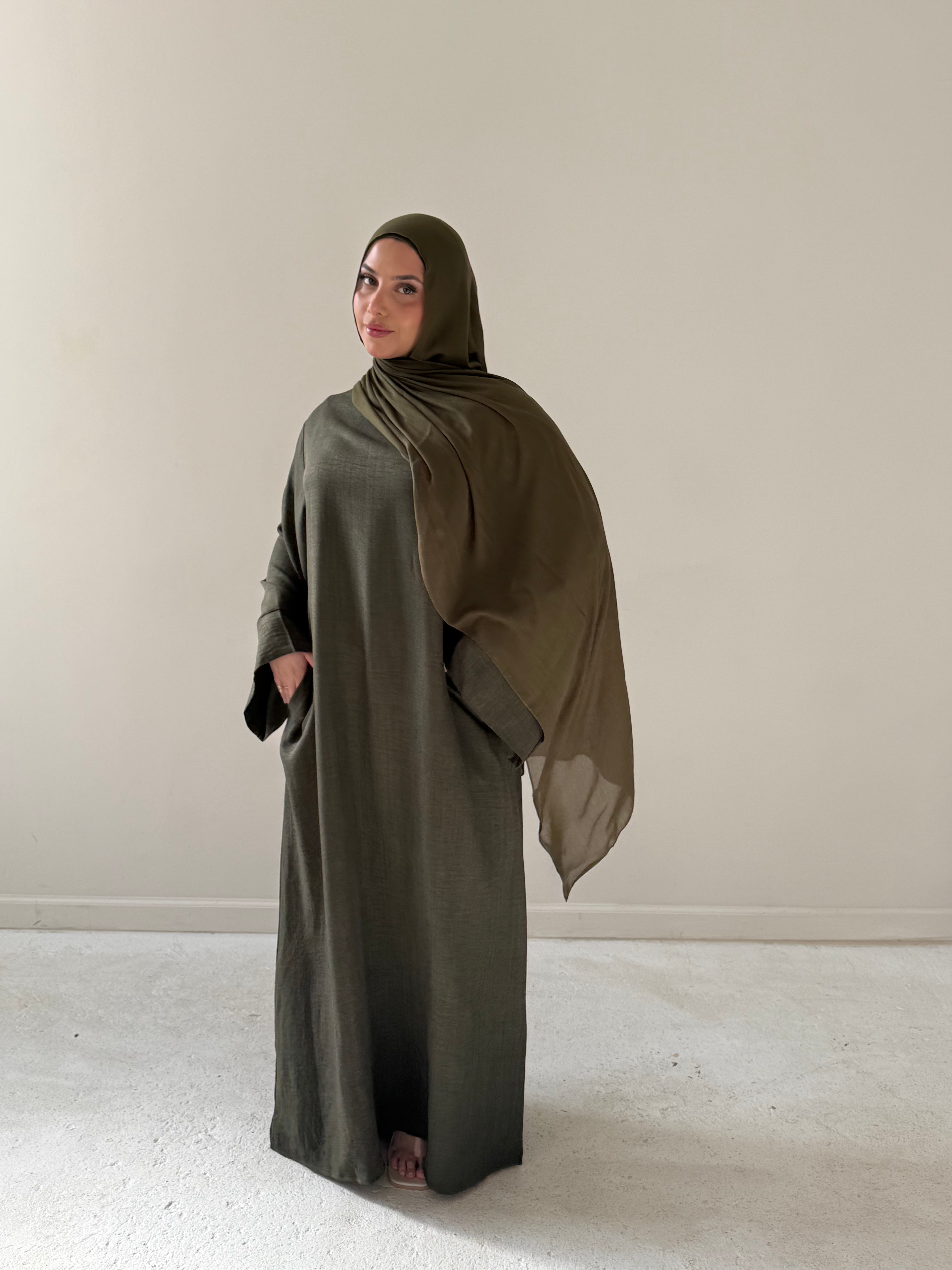 AMIRA MOCK NECK OLIVE