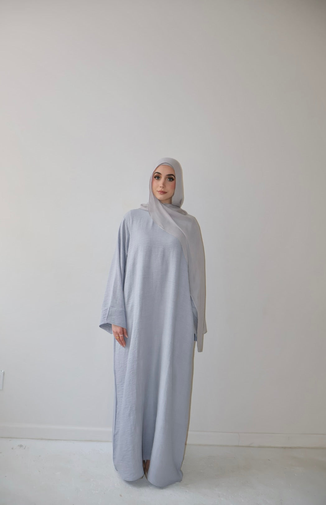 AMIRA MOCK NECK ABAYA LIGHT GRAY