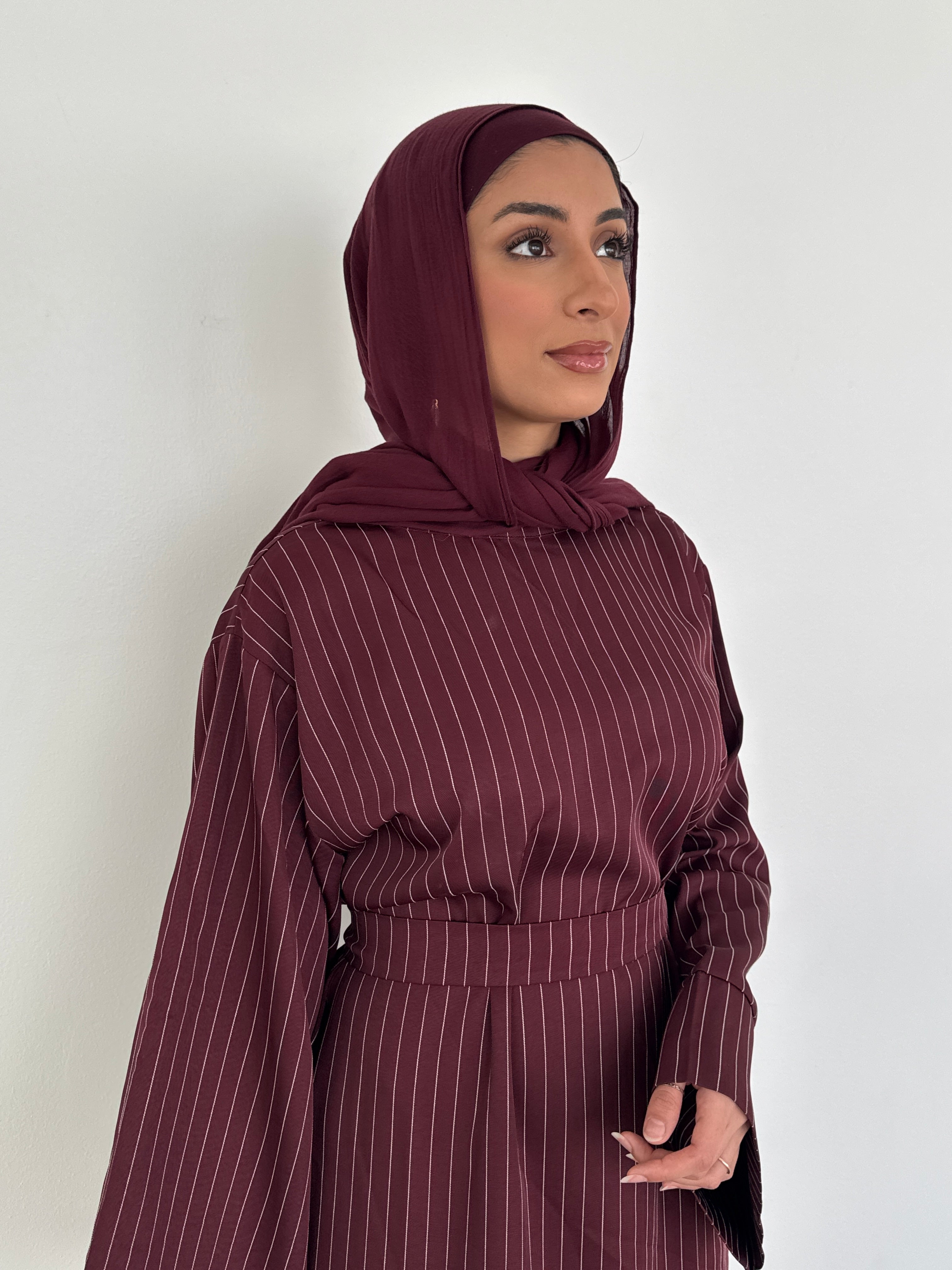 STRIPE ABAYA BURGUNDY MOCK NECK